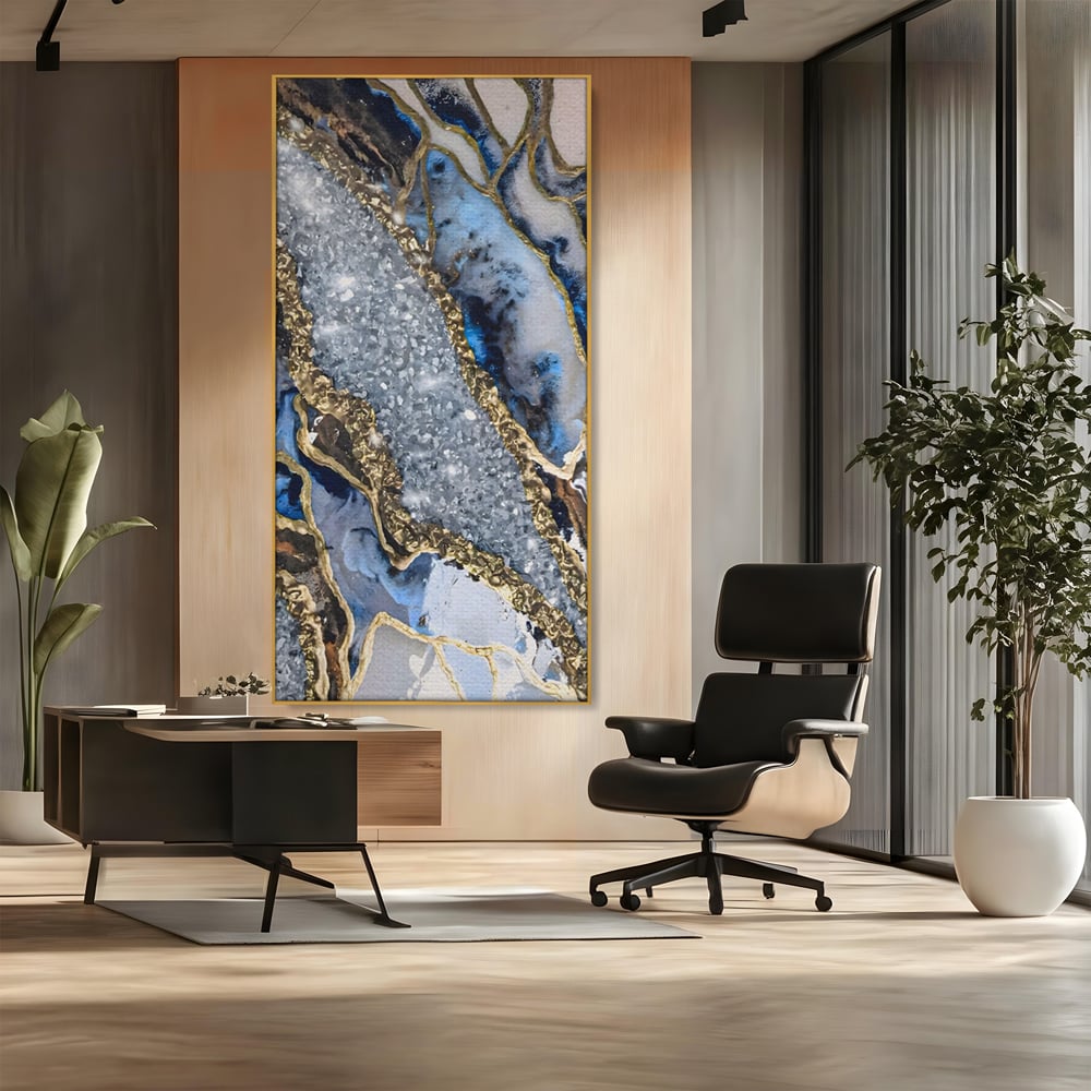 Tablou canvas cu pictura abstracta cu textura de marmura si detalii aurii, in rama de aluminiu auriu, pe perete intr-un birou